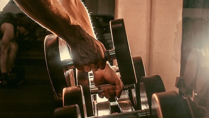 Musculation charges libres et machines guidées salle de sport bordeaux